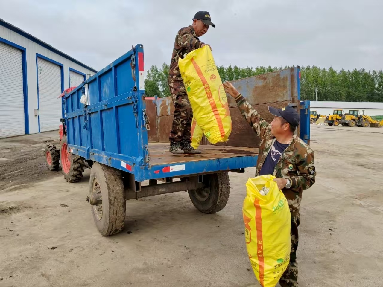 聚焦北大荒庆丰分公司：回收农药包装废弃物 促进农业可持续发展(图1)