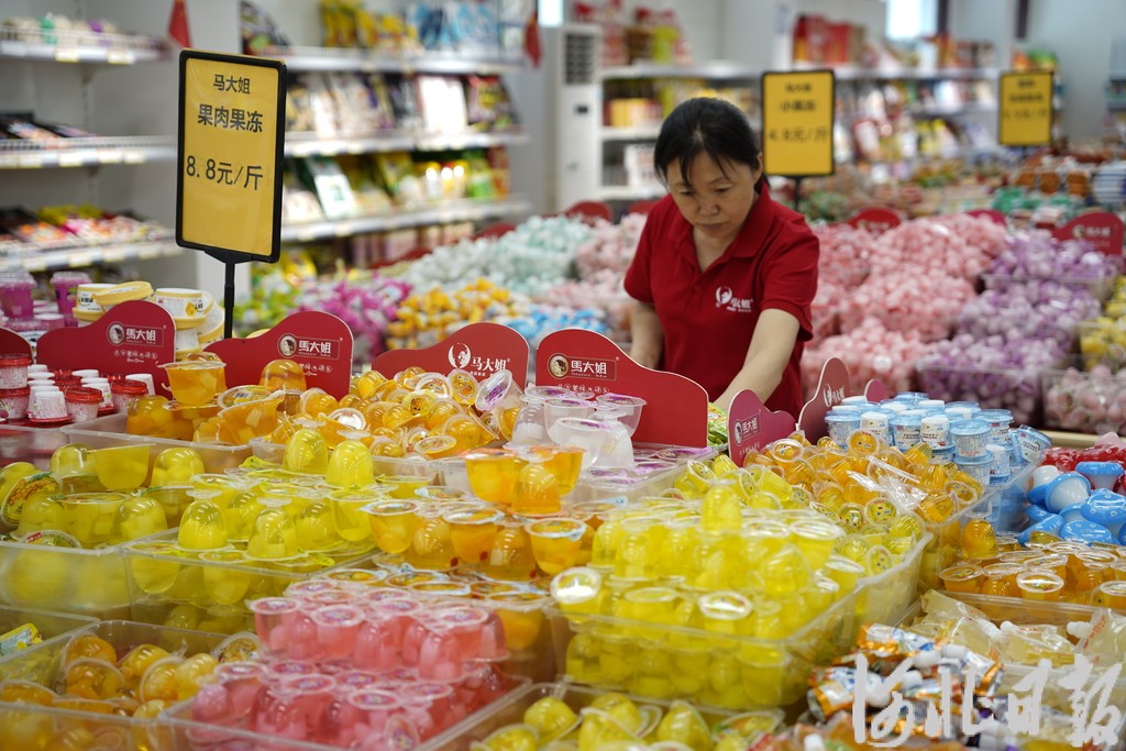 新闻纵深·县域特色产业新力量丨一条食品链上崛起“华北零食柜”(图1)