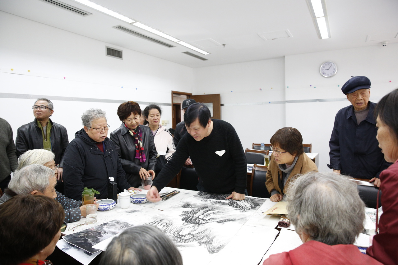 第一视点·记者手记丨枫叶经霜红愈艳 菊花晚节馥尤浓(图5)