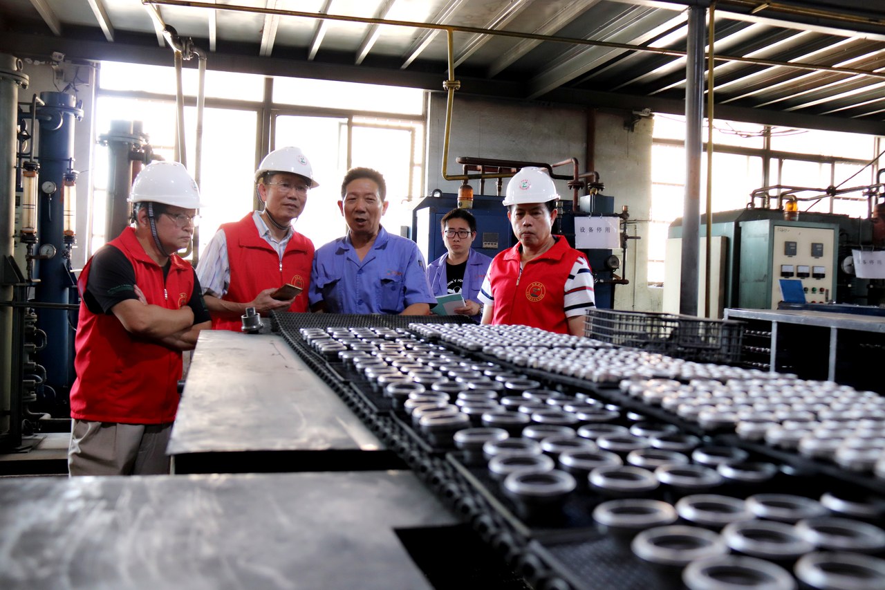 第一视点·记者手记丨枫叶经霜红愈艳 菊花晚节馥尤浓(图2)