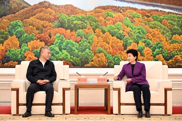 梁惠玲会见中国农业发展银行行长张小东一行(图1)