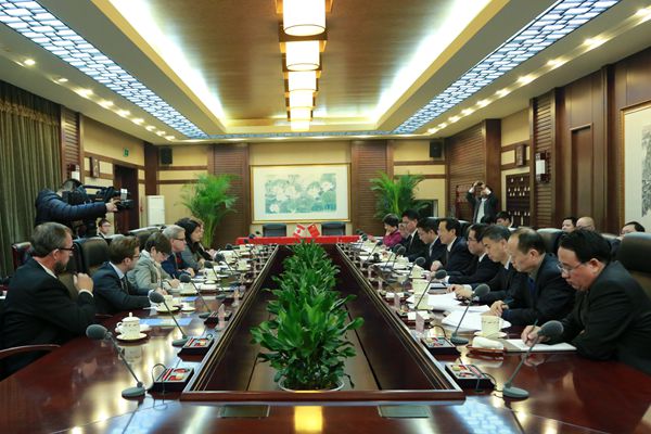 韩长赋会见加拿大农业及农业食品部部长麦考利